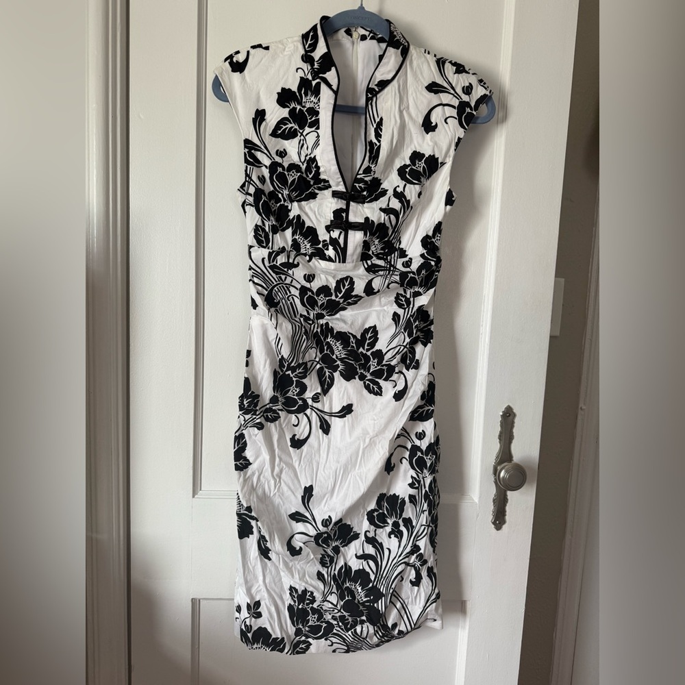 Le Chateau Women’s Black and White Cotton Floral Short-Sleeve Midi Dress Small